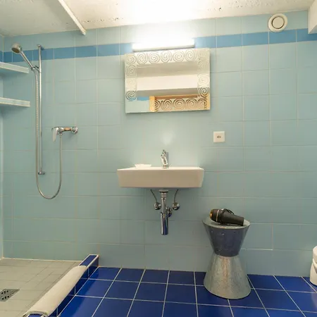 Centre بيت خشبي *